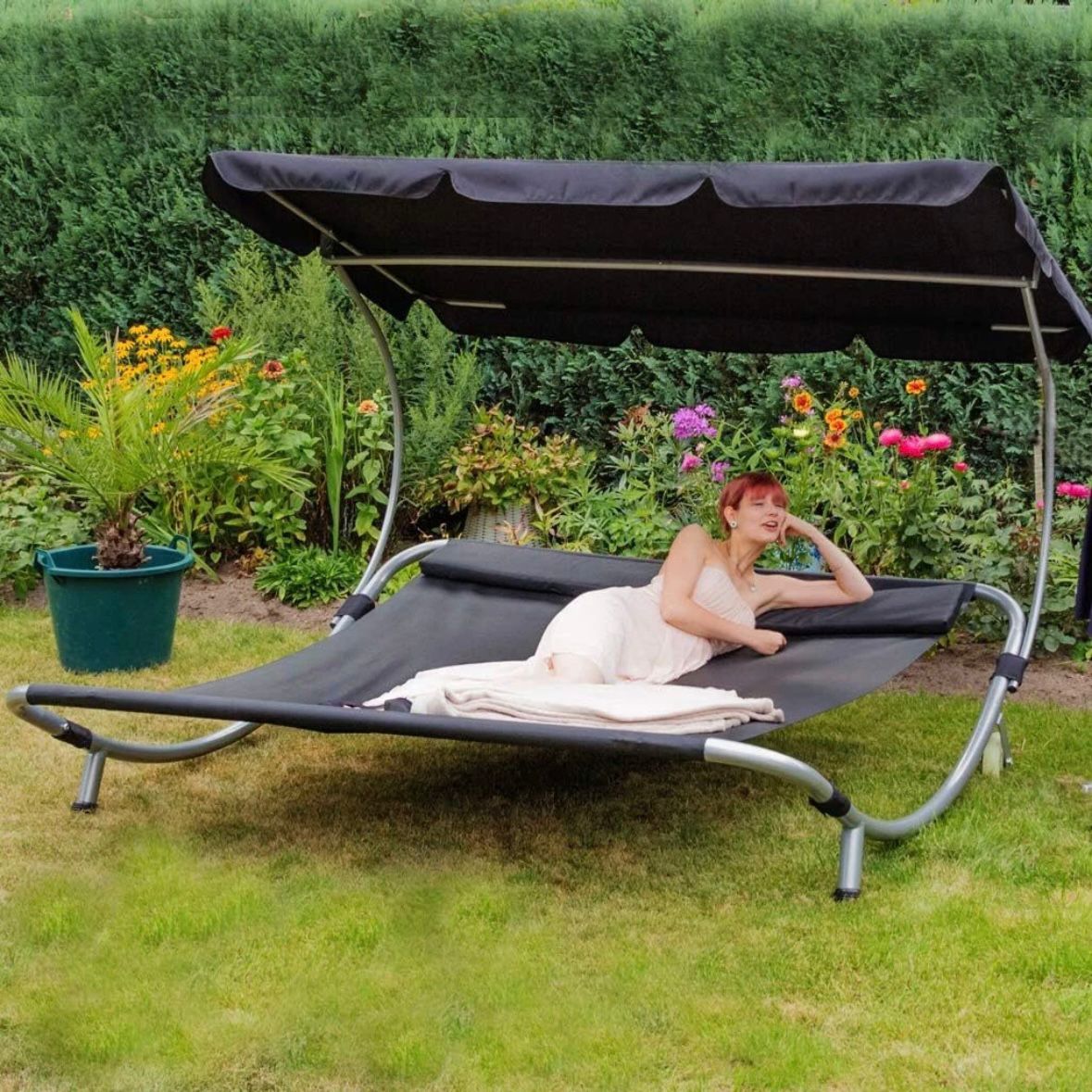 Doppelliege mit Sonnendach und Kissen